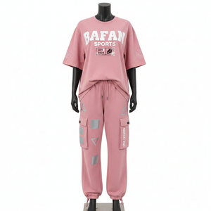 Ensemble t-shirt et pantalon cargo en molleton de coton premium 320 GSM pour femme, rose poudré, avec empiècement réfléchissant, impression sérigraphique et logo brodé. - Product Image 6