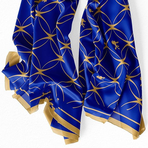 ชุดผ้าพันคอ หมวกบีนนี่ และถุงมือสำหรับฤดูหนาว รุ่นพรีเมียม Sigma Gamma Rho Circle น้ำหนักเบา ผลิตจากอะคริลิก 100% สีน้ำเงินรอยัล ผสมด้ายสีทอง สำหรับชมรมนักศึกษาหญิง - Product Image 4