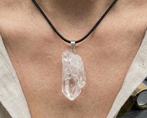 Collier pendentif en quartz brut, bijoux en cristal de guérison, pierre énergétique de protection, collier minimaliste en cordon, cadeau pour femmes - Product Image 2