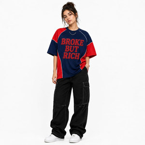 T-shirt Oversize da Uomo 'Broke But Rich' con Maniche Raglan, Collo Tondo, Stile Streetwear, Design con Lettere Stampate e Bordi a Contrasto Blu e Rosso - Product Image 5