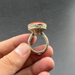 Anillo Tribal Afgano Kuchi con Moneda de Plata Grande y Grabados Geométricos Intrincados - Product Image 4