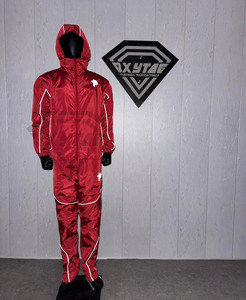 Ensemble coupe-vent rouge personnalisé haut de gamme avec surpiqûres réfléchissantes, veste à capuche, short et bas de jambe, vêtements de sport par le fabricant Oxytag - Product Image 6