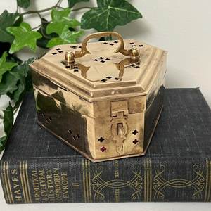 Boîte à cigares décorative en laiton pour un style d'intérieur d'inspiration antique, avec une artisanat traditionnel en laiton et une grande utilité - Product Image 6