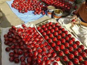 Balles de cricket prêtes à l'emploi - Expédition immédiate en stock le jour même - Product Image 2