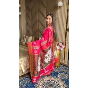 Sari Patola de Seda Suave Rosa con Borde de Zari Dorado y Pallu de Pavo Real con Motivos Meenakari, Vestido de Novia - Product Image 3