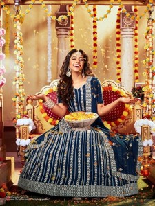 ชุดเลเฮนกาโชลีแบบกึ่งสำเร็จรูปของ Georgette ประดับด้วยงานปักเลื่อมและด้าย งานทันสมัยสำหรับงานปาร์ตี้ งานแต่งงาน งานดิวาลี ความยาวระดับพื้น - Product Image 6