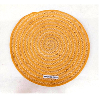 Set de table rond en jute fait main avec bordure jaune vif, tapis de table texturé, durable et résistant à la chaleur, qui rehausse l'ambiance du restaurant