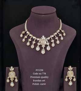 Ensemble collier et boucles d'oreilles Kundan de qualité supérieure avec pierre rouge plaquée or, design classique pour mariage, ensemble de bijoux pour femmes - Product Image 5