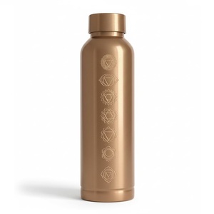 Bouteille en cuivre gravée avec symboles de chakras verticaux, récipient à eau métaphysique en cuivre pur, vente en gros - Product Image 1