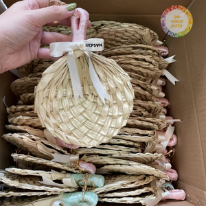 พัดสานมือจากใบปาล์ม ใบไผ่ และหวายธรรมชาติ สีธรรมชาติ งานฝีมือเวียดนามแบบดั้งเดิม รูปหัวใจและรูปทรงต่างๆ ของขวัญฤดูร้อน ของตกแต่ง - Product Image 1