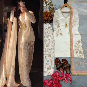 Conjunto de Kurta y Palazzo VASTRA COTTAGE con Bordado Satinado y Lentejuelas, Dupatta de Seda Organza Suave con Borde de Encaje, para Fiestas - Product Image 5