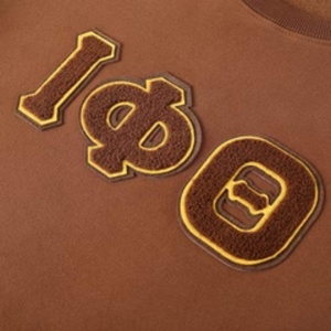 เสื้อสเวตเชิ้ตคอกลมปักลาย Iota Phi Theta ทรงปกติ มีกระเป๋า สไตล์ลำลอง สำหรับฤดูใบไม้ร่วง แบบสวมหัว ยูนิเซ็กซ์ สีน้ำตาล ถักทอจากผ้าฝ้าย 100% - Product Image 2