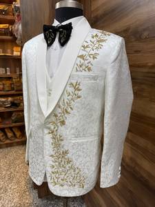 Costume de mariage blanc pour homme en jacquard avec broderie florale et revers châle - Product Image 5