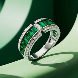 Anillo de compromiso y boda de alta gama, hecho a medida, moderno, de oro blanco de 18k, con diamantes naturales y esmeraldas de corte baguette, anillo grande para - Product Image 1