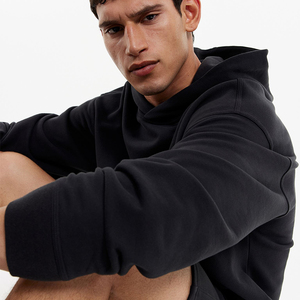 Sudadera con capucha negra de felpa francesa para hombre, estilo moderno, con diseño gráfico en la parte delantera. - Product Image 6