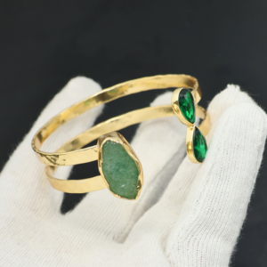 Brazalete Hecho a Mano con Jade Verde y Cuarzo Esmeralda Chapado en Oro de 18K, Joyería de Piedras Preciosas Naturales, Regalo para Ella - Product Image 1