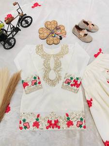 Ensemble élégant de kurta/kurti en crêpe naturel lourd pour enfants, avec broderie riche et dupatta imprimée en organza pour Diwali - Product Image 3
