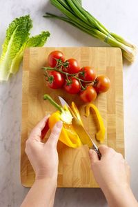 Planche à découper en bois artisanale avec finition en bois naturel, planche à découper de cuisine durable pour couper les légumes - Product Image 3