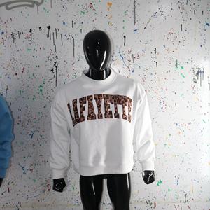 Sudadera LAFAYETE WHITE con cuello alto, 100% algodón, con apliques de leopardo bordados, cuello ancho, hilos finos. - Product Image 3