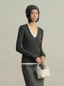Pull en laine 100% à col en V, manches longues, tricoté, coupe ajustée, couleur unie, style minimaliste normcore pour homme - Product Image 2