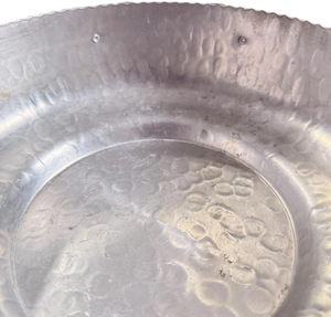 Bol en argent au design floral élégant avec poignée, idéal pour la présentation décorative, comme centre de table, pour fruits, noix, bonbons, ou pour la décoration intérieure ou comme cadeau. - Product Image 4