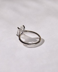 Bague de fiançailles solitaire en or blanc massif 14 carats avec diamant de laboratoire taille coussin de 27 carats, bande conique de 18 mm, bague de mariée - Product Image 6