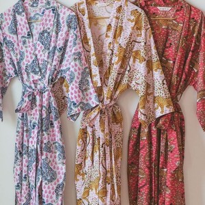 Bata Kimono Estampada con Tigre Rosa y Ribete a Rayas, Larga y Holgada, Ropa de Estar para Mujer, Temporada de Primavera, 100% Algodón - Product Image 2