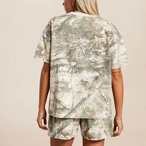 ชุดเสื้อยืดลายพรางลำลองแบบกำหนดเอง ผ้ายืด/โพลีเอสเตอร์ ทรงปกติ แขนสั้น กางเกงขาสั้น ชุดเซ็ตสองชิ้นสำหรับผู้หญิง - Product Image 3