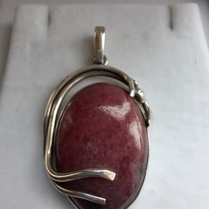 Colgante Vintage de Plata de Ley con Rodonita, Joyería Artesanal con Piedras Preciosas, Diseño Elegante para Mujer, Venta al Por Mayor para Exportación - Product Image 1