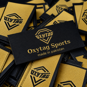 Étiquettes tissées Oxytag Sports, étiquettes principales rectangulaires brodées en tissu, fabriquées au Pakistan, pour vêtements, prix bas, vente en gros OEM. - Product Image 2