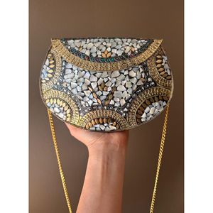 Pochette de luxe pour femme de créateur avec finition argent antique et accessoires de mode en cristal - Product Image 1