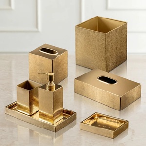 ชุดอุปกรณ์ห้องน้ำโลหะสีทองทรงสี่เหลี่ยม 6 ชิ้น ดีไซน์หรูหรา ทนทาน - Product Image 1