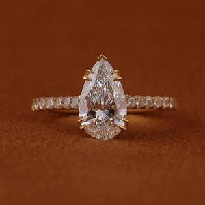 Anillo de compromiso de moissanita talla pera con banda de diamantes ovalados marquesa y engaste de puntas, joyería de boda para mujer - Product Image 3