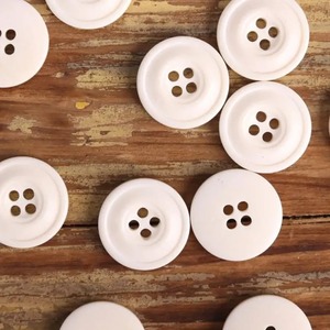 Botones de Hueso de Búfalo de Color Sólido para Chaquetas, Aptos para Ropa de Hombre y Mujer, Botones de Hueso de Cuatro Agujeros, Artesanía Natural - Product Image 6