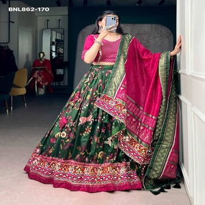 Ensemble Lehenga Can-Can et Choli en coton Zai-Stripe de la meilleure qualité en soie Tussar avec impression à la feuille et travail de miroir Gamthi – Vente en gros - Product Image 1