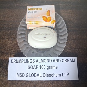 Savon Solide Hydratant Amande et Crème 100 Grammes pour le Bain - Product Image 1