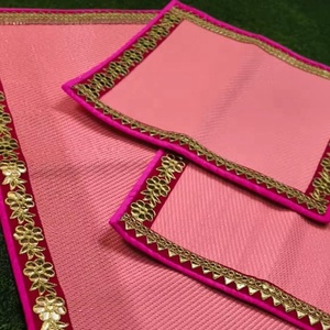 Juego de Manteles Decorativos Rosados Hechos a Mano con Elegante Borde de Encaje Dorado, Camino de Mesa Festivo y Manteles Coordinados para Pooja - Product Image 1