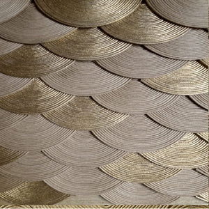 Détail d'un design unique en jute festonné avec une subtile brillance métallique pour un look luxueux. Disponible aux prix de gros. - Product Image 1