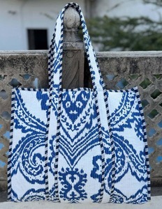 Sac à bandoulière matelassé en coton imprimé de luxe pour femmes, avec texture douce et élégante sangle à chaîne - Product Image 3