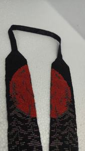 Collier en fil de soie tissé à la main avec imitation de perles, motif couronne rouge audacieux sur fond noir, bijou vintage pour soirée - Product Image 2