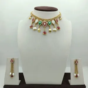Conjunto de Collar Choker Dorado con Piedras Rojas y Verdes, Piedras Blancas y Perlas, Collar de Novia con Pendientes a Juego, Estilo Étnico Tradicional - Product Image 1