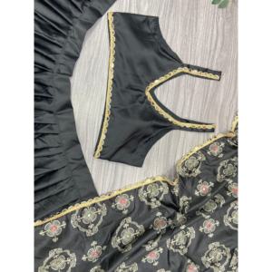 La plus tendance belle Navratri Lehenga Choli avec un vrai miroir pour les décorations de fête - Product Image 2