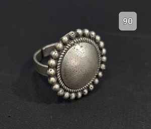 Anillo en relieve ligero oxidado de estilo antiguo, joyería para mujer, Diseño Artesanal para atuendo informal y tradicional - Product Image 3