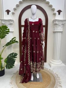 Conjunto de Vestido Anarkali Fendy de Seda con Lentejuelas de 3mm y 9mm, Bordado con Hilo, Pantalón Microelástico y Dupatta con Trabajo de Calado IGX 6034 - Product Image 4