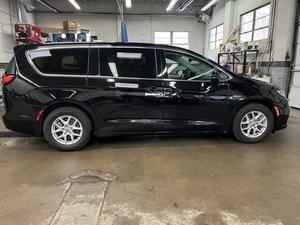 Chrysler Pacifica Touring L 2024, Minivan de 4 Puertas - Product Image 2