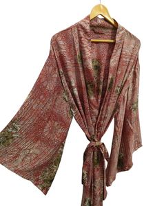 ชุดคลุมกิโมโนผ้าไหมซารีวินเทจแบบแพทช์เวิร์ค ชุดคลุมบิกินี่ ชุดนอน ชุดคลุมยาว ทำด้วยมือจากผ้าไหมซารีอินเดียรีไซเคิลวินเทจ - Product Image 3