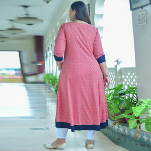 Kurta Anarkali en rayonne à imprimé géométrique rose, grande taille, col rond, manches trois quarts, léger, pour occasions spéciales - Product Image 4