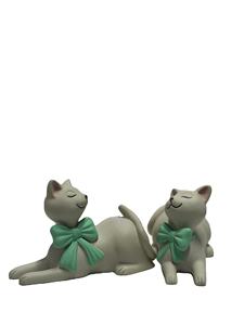 Hermosas estatuas elegantes de gatos de poliresina y decoraciones de pajaritas La fábrica se especializa en figuritas artesanales de resina artística - Product Image 4