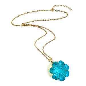 Pendentif en forme de fleur bleue turquoise, collier en cristal sculpté à la main pour femmes, pendentif en pierres précieuses, cadeau d'anniversaire fait à la main - Product Image 3