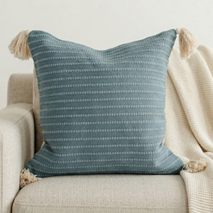 Housse de coussin tissée à la main bleue 20 × 20 pouces, motif rayures fines texturées, coussin décoratif, accent décoratif, décoration scandinave pour la maison - Product Image 1
